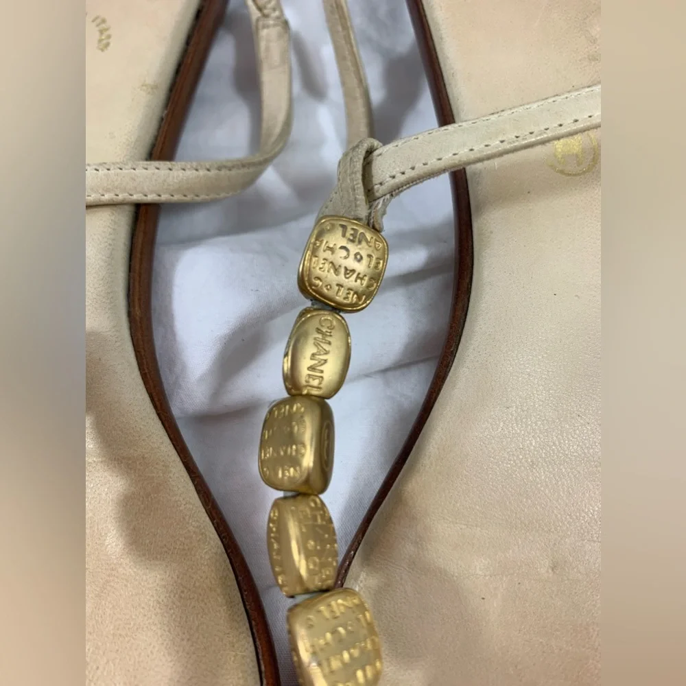 Vintage ladies CHANEL beige leather thongs sandals with logo 38 8 - Picture 3 of 13